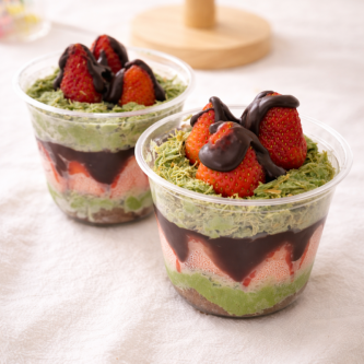 Pistachio Kunafa Strawberry Bobocup